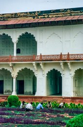 Agra;-Agra-Fort;-Anguri-Bagh;-Arcades;-Architecture;-Balustrade;-Flower-beds;-Garden;-Gardeners;-India;-Kaleidos;-Kaleidos-images;-Khas-Mahal;-La-parole-à-limage;-Lal-Qila;-Mughal;-Stories-Pictures;-Tarek-Charara;-UNESCO;-Uttar-Pradesh;-White-marble;-World-Heritage